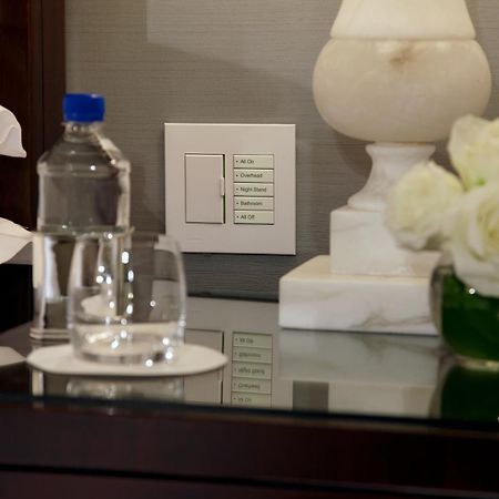 ทรัมป์ อินเตอร์เนชั่นแนล โฮเทล แอนด์ ทาวเวอร์ นิวยอร์ก Hotel ภายนอก รูปภาพ A Lutron light switch