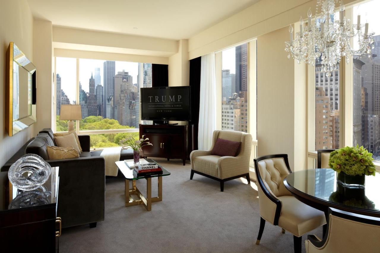 ทรัมป์ อินเตอร์เนชั่นแนล โฮเทล แอนด์ ทาวเวอร์ นิวยอร์ก Hotel ภายนอก รูปภาพ A living room at Trump International Hotel and Tower