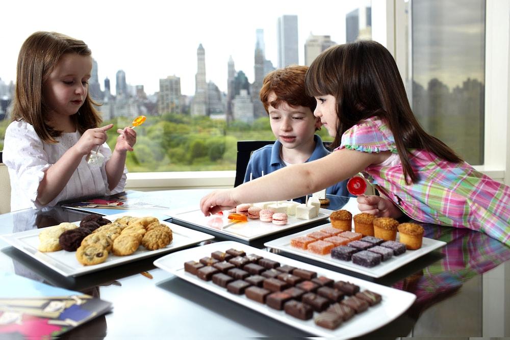 ทรัมป์ อินเตอร์เนชั่นแนล โฮเทล แอนด์ ทาวเวอร์ นิวยอร์ก Hotel ภายนอก รูปภาพ Children eating sweets