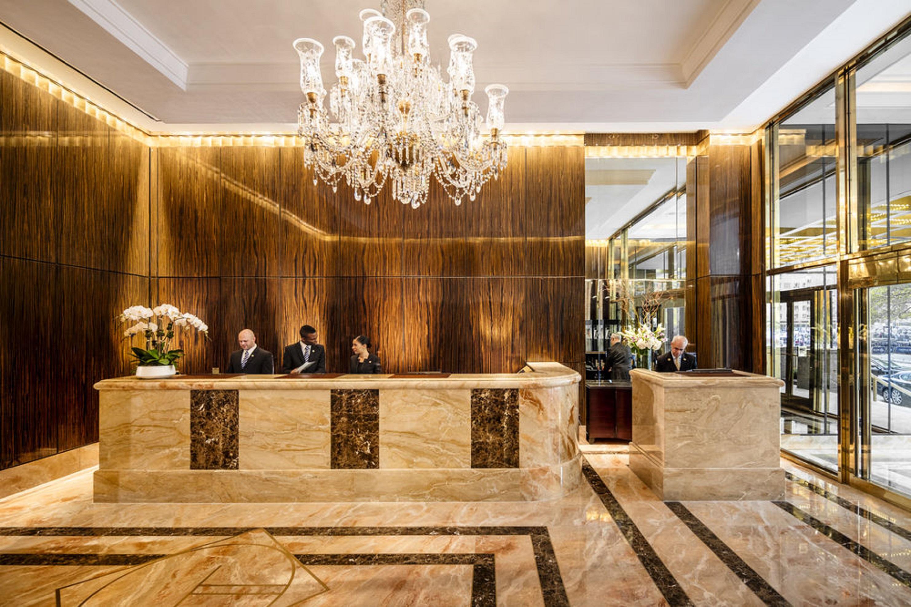 ทรัมป์ อินเตอร์เนชั่นแนล โฮเทล แอนด์ ทาวเวอร์ นิวยอร์ก Hotel ภายนอก รูปภาพ The lobby of the Four Seasons Hotel