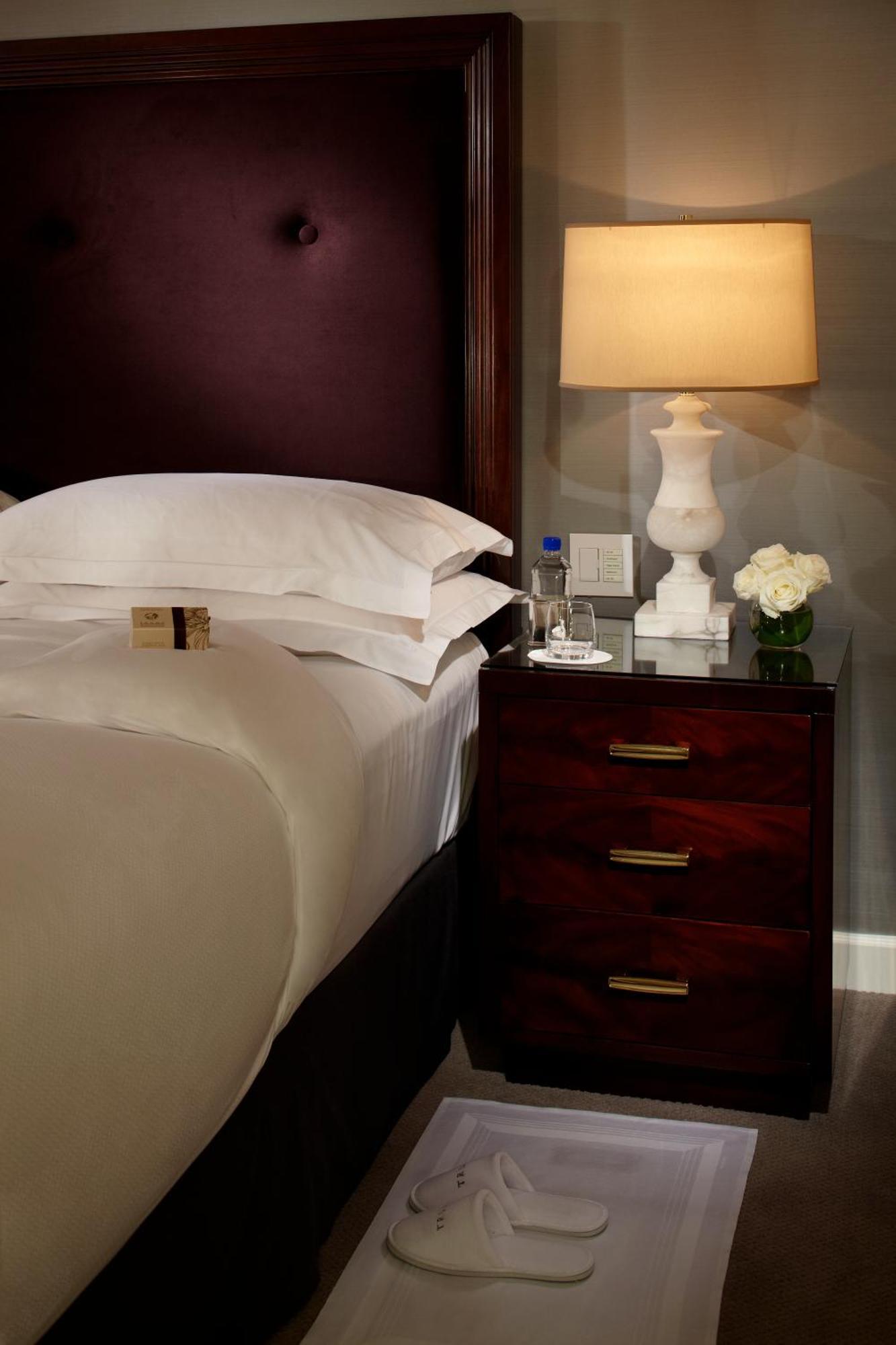 ทรัมป์ อินเตอร์เนชั่นแนล โฮเทล แอนด์ ทาวเวอร์ นิวยอร์ก Hotel ภายนอก รูปภาพ A bedside table